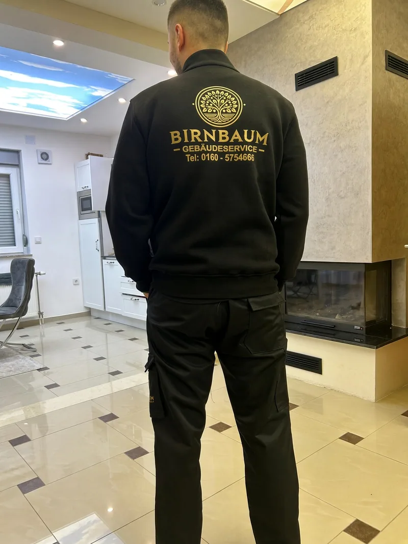 Ein Mitarbeiter von Birnbaum Gebäudeservice persönlich im Einsatz am Objekt